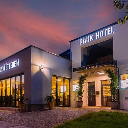 Park Hotel Buek-Buekfuerdo Bagian luar foto