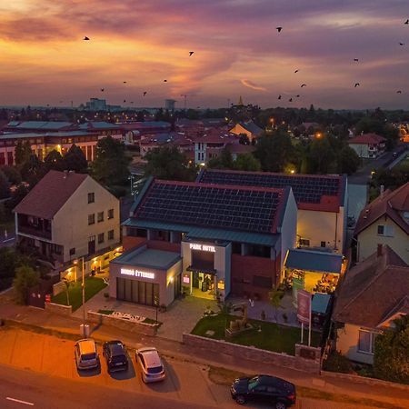 Park Hotel Buek-Buekfuerdo Bagian luar foto