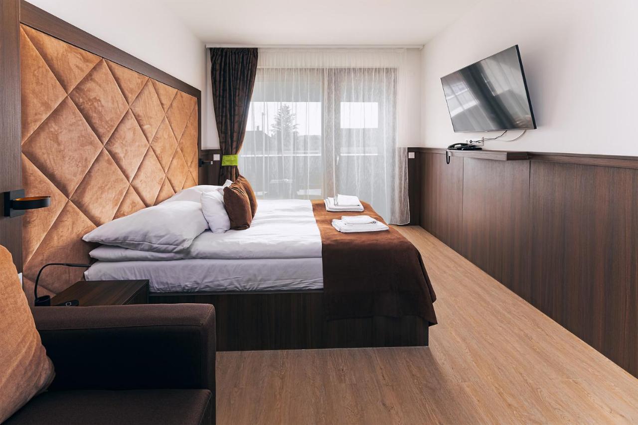 Park Hotel Buek-Buekfuerdo Bagian luar foto