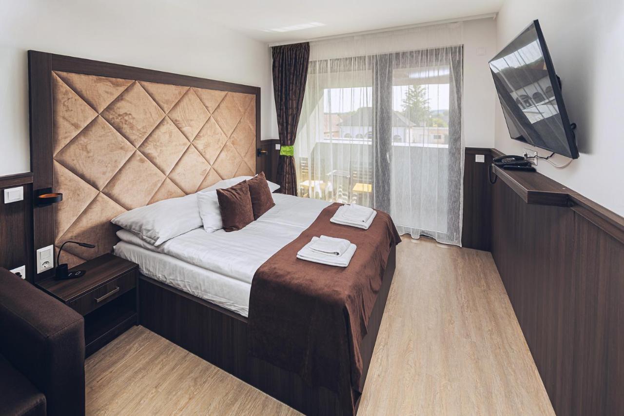 Park Hotel Buek-Buekfuerdo Bagian luar foto