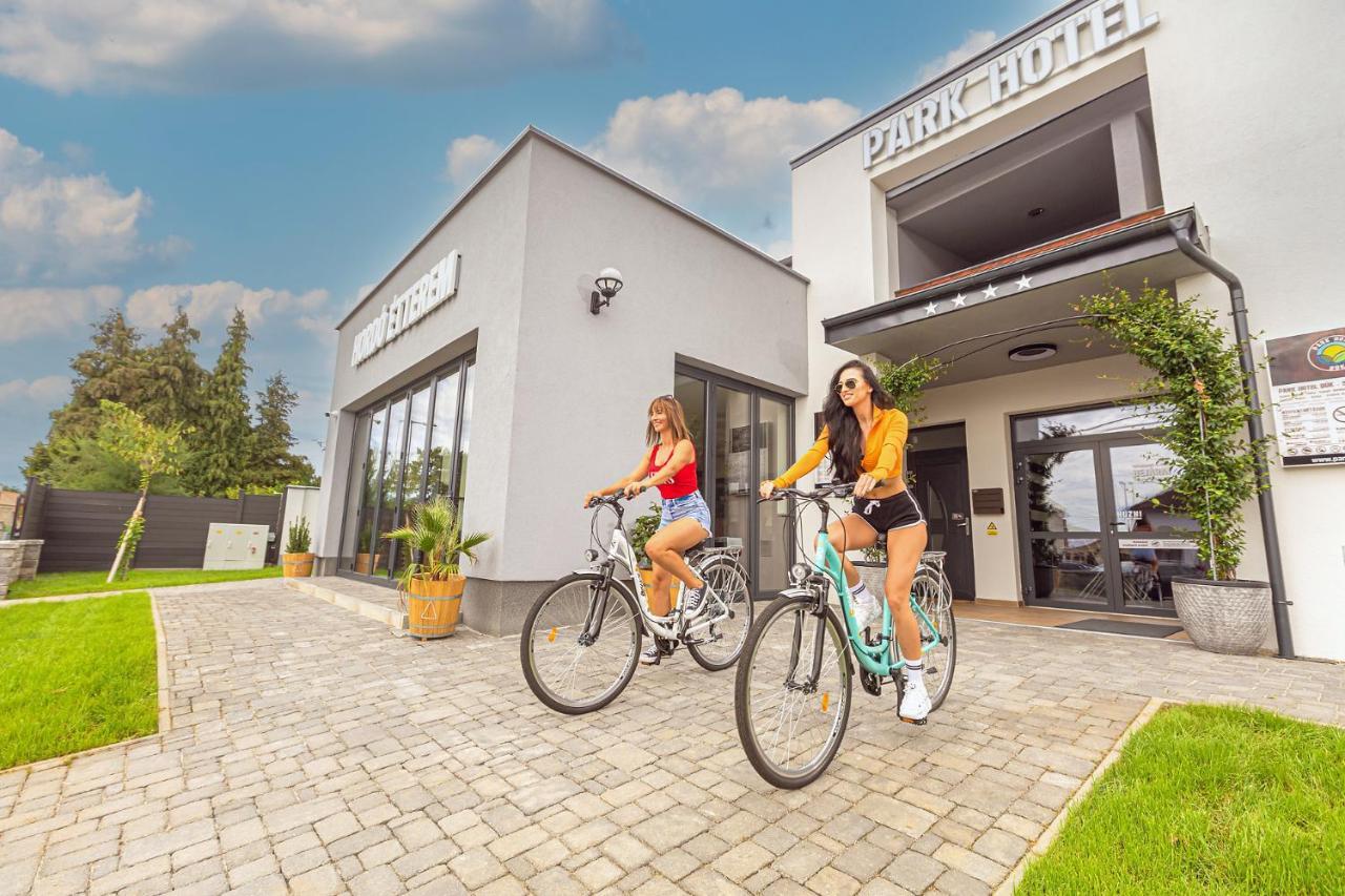 Park Hotel Buek-Buekfuerdo Bagian luar foto