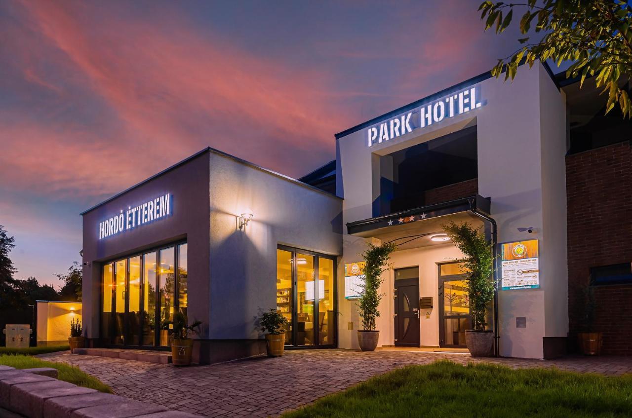 Park Hotel Buek-Buekfuerdo Bagian luar foto