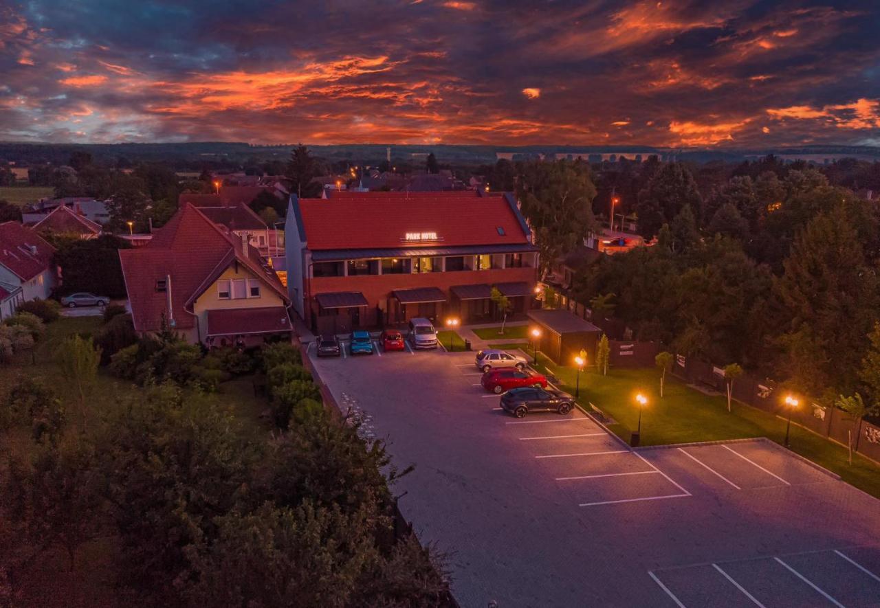 Park Hotel Buek-Buekfuerdo Bagian luar foto