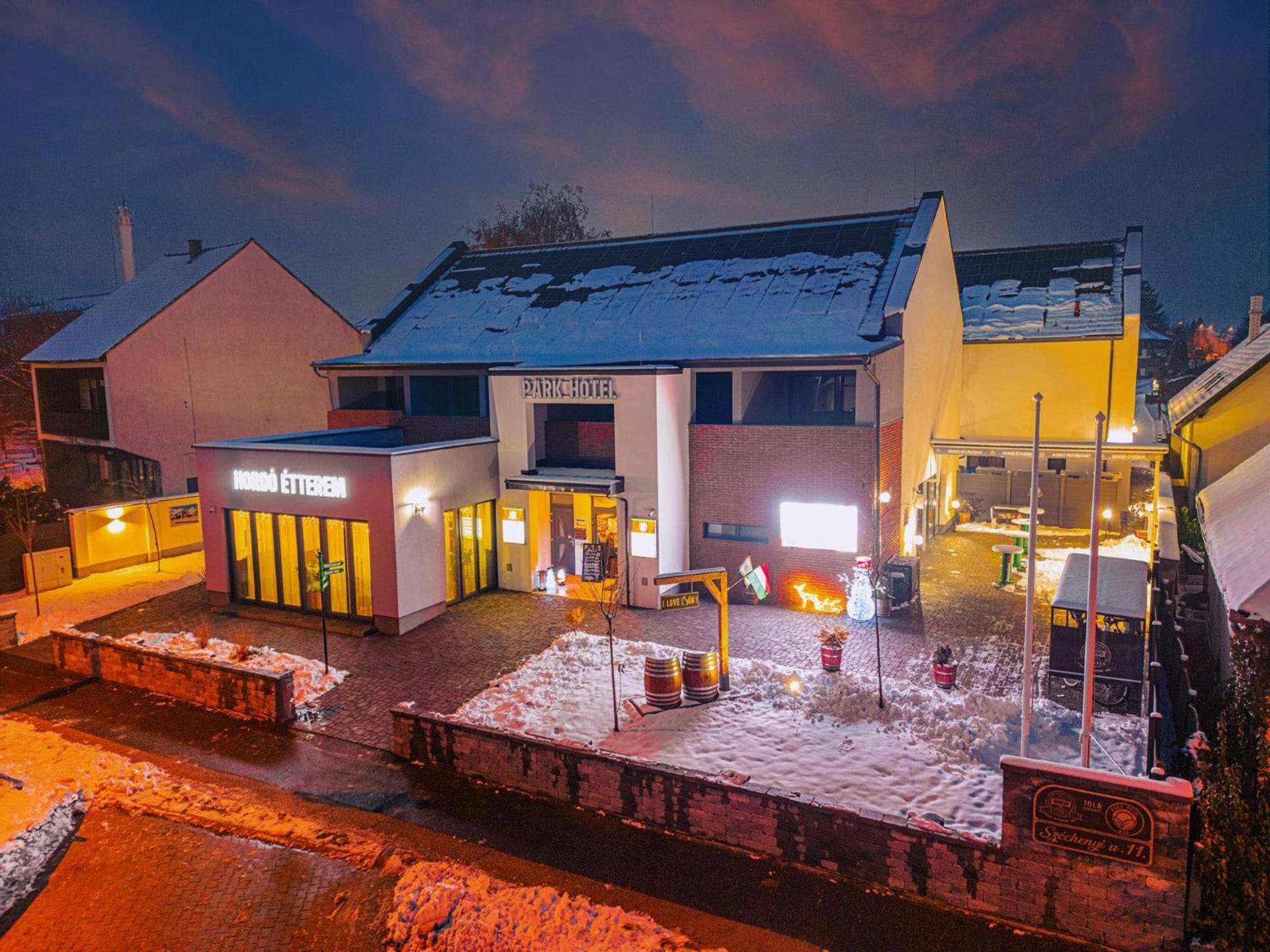 Park Hotel Buek-Buekfuerdo Bagian luar foto