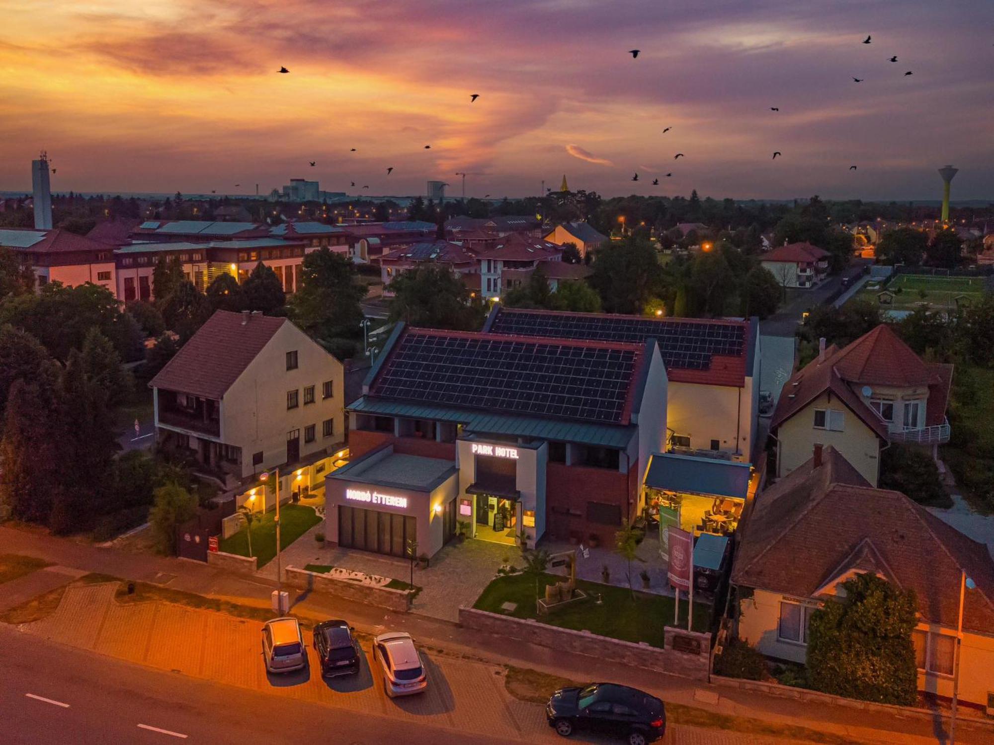 Park Hotel Buek-Buekfuerdo Bagian luar foto
